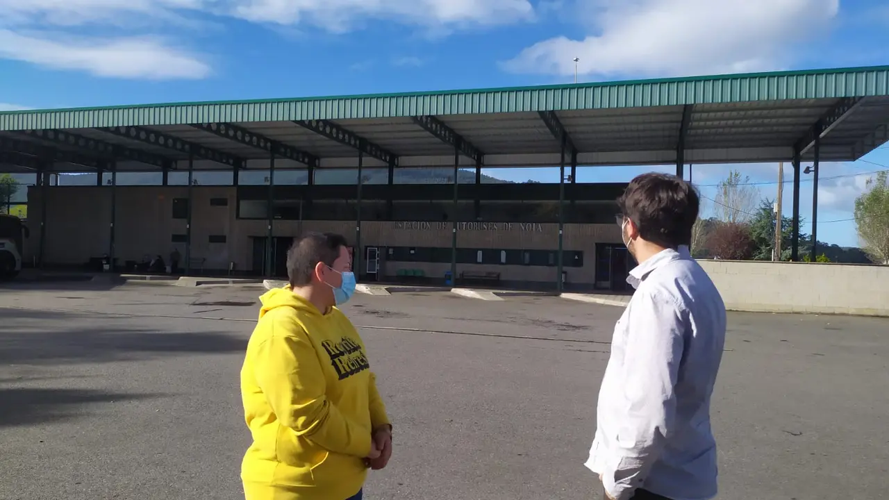 Rolda de prensa do BNG de Noia e Galiza Nova na estaci&oacute;n de autobuses de Noia