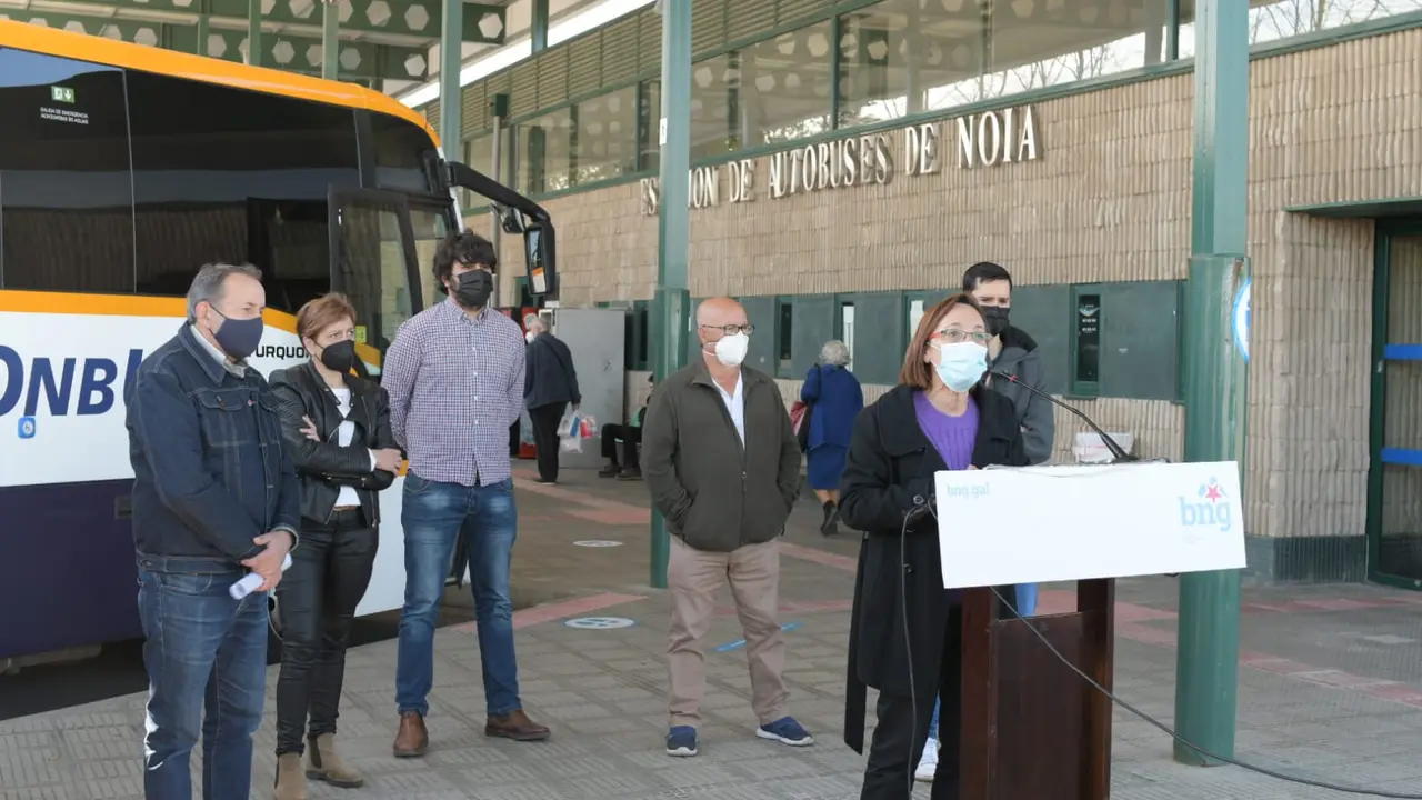 Rolda de prensa do BNG na estaci&oacute;n de autobuses de Noia.