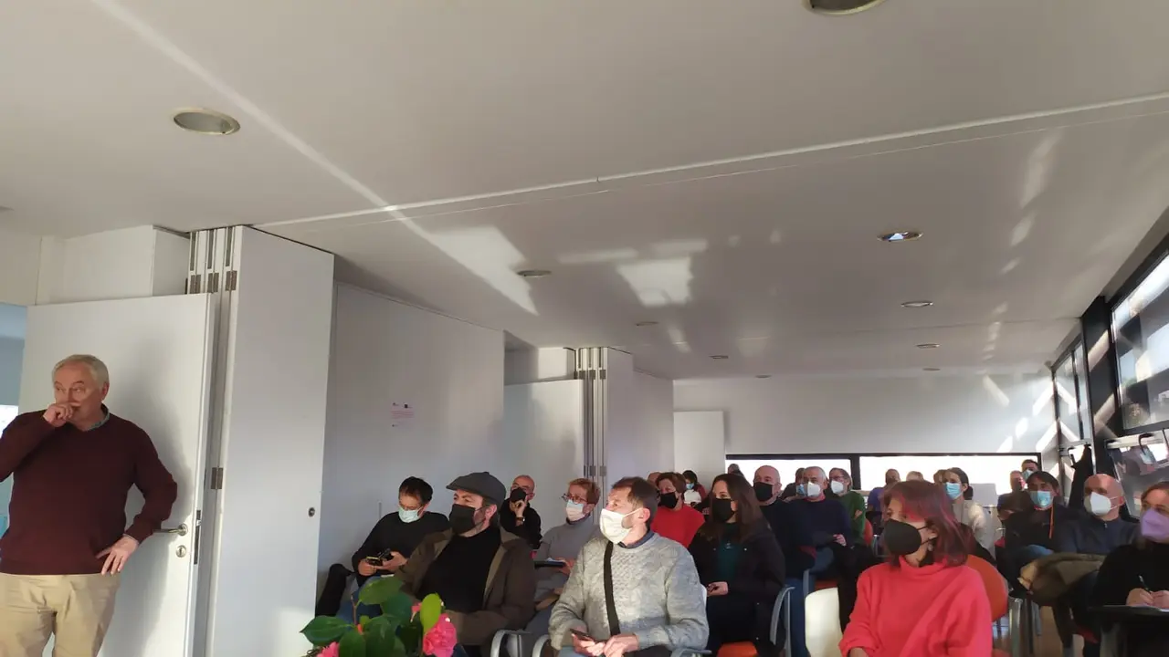 C&eacute;sar Mosquera (primeiro pola esquerda) durante a palestra sobre reciclaxe en Noia