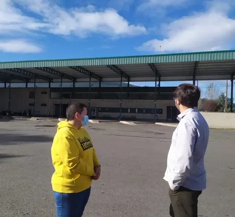 Rolda de prensa do BNG de Noia e Galiza Nova na estaci&oacute;n de autobuses de Noia