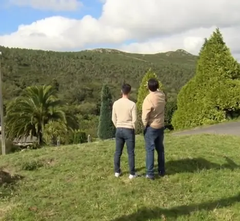 Anxo Moledo e Ricardo Su&aacute;rez visitaron os n&uacute;cleos afectados polo Parque e&oacute;lico Hurac&aacute;n.