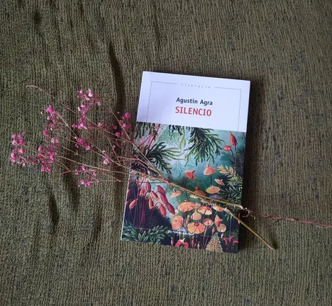AELG e BNG animan ao agasallo de libros e flores polo d&iacute;a de Rosal&iacute;a
