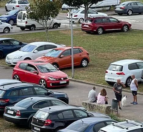 Veh&iacute;culos nas zonas peon&iacute;s de San L&aacute;zaro